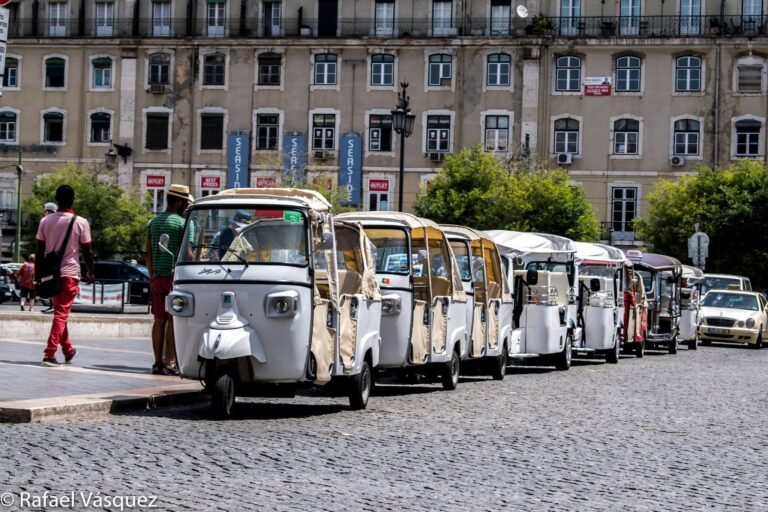 TukTuk en una plaza de Lisboa | bitacorasviajeras.com