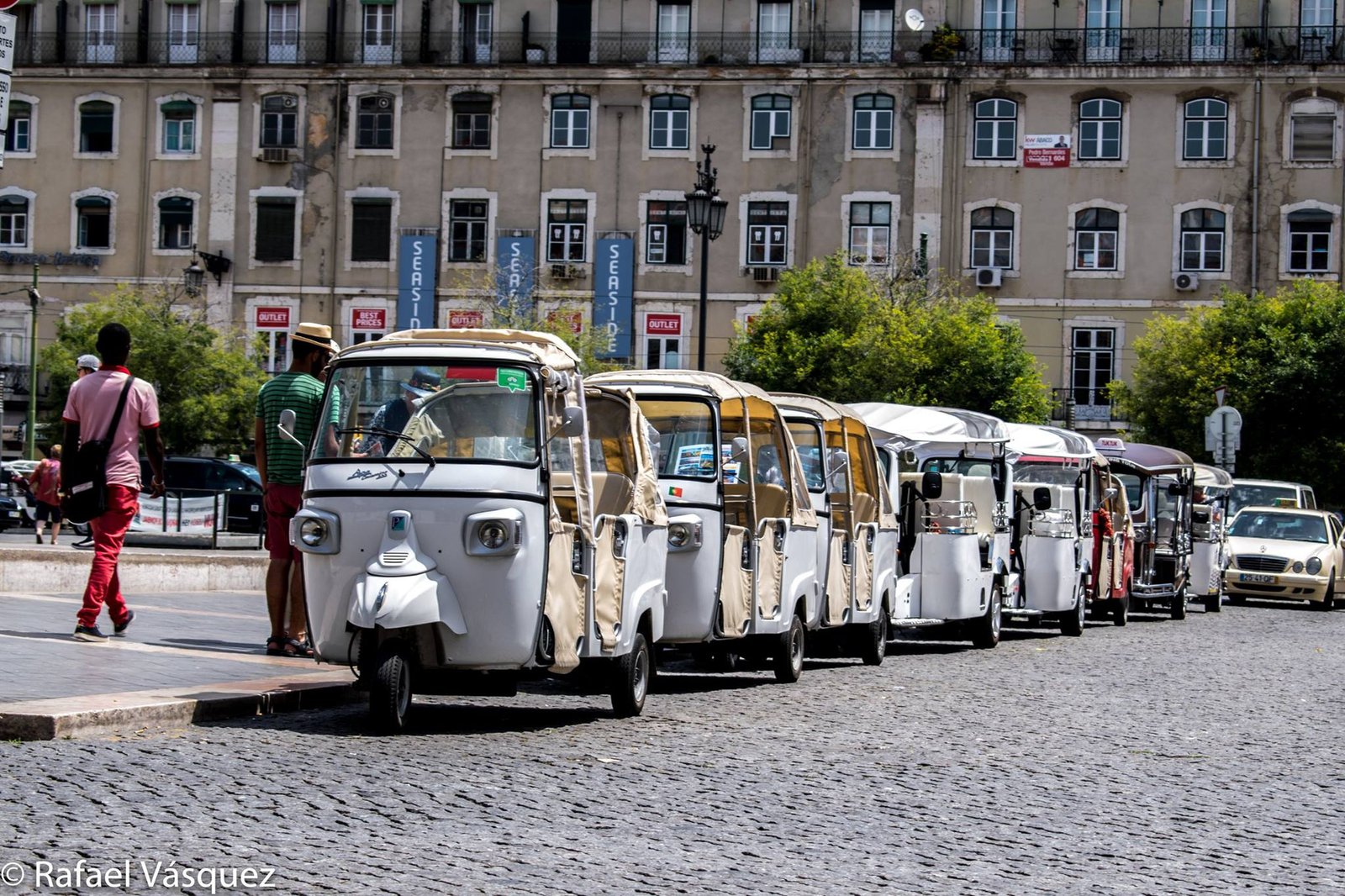 TukTuk en una plaza de Lisboa | bitacorasviajeras.com