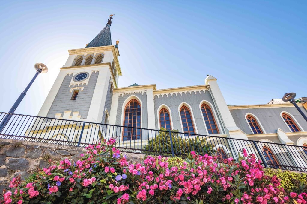 La arquitectura de las iglesias, imperdibles de los Lugares para visitar en Valparaíso